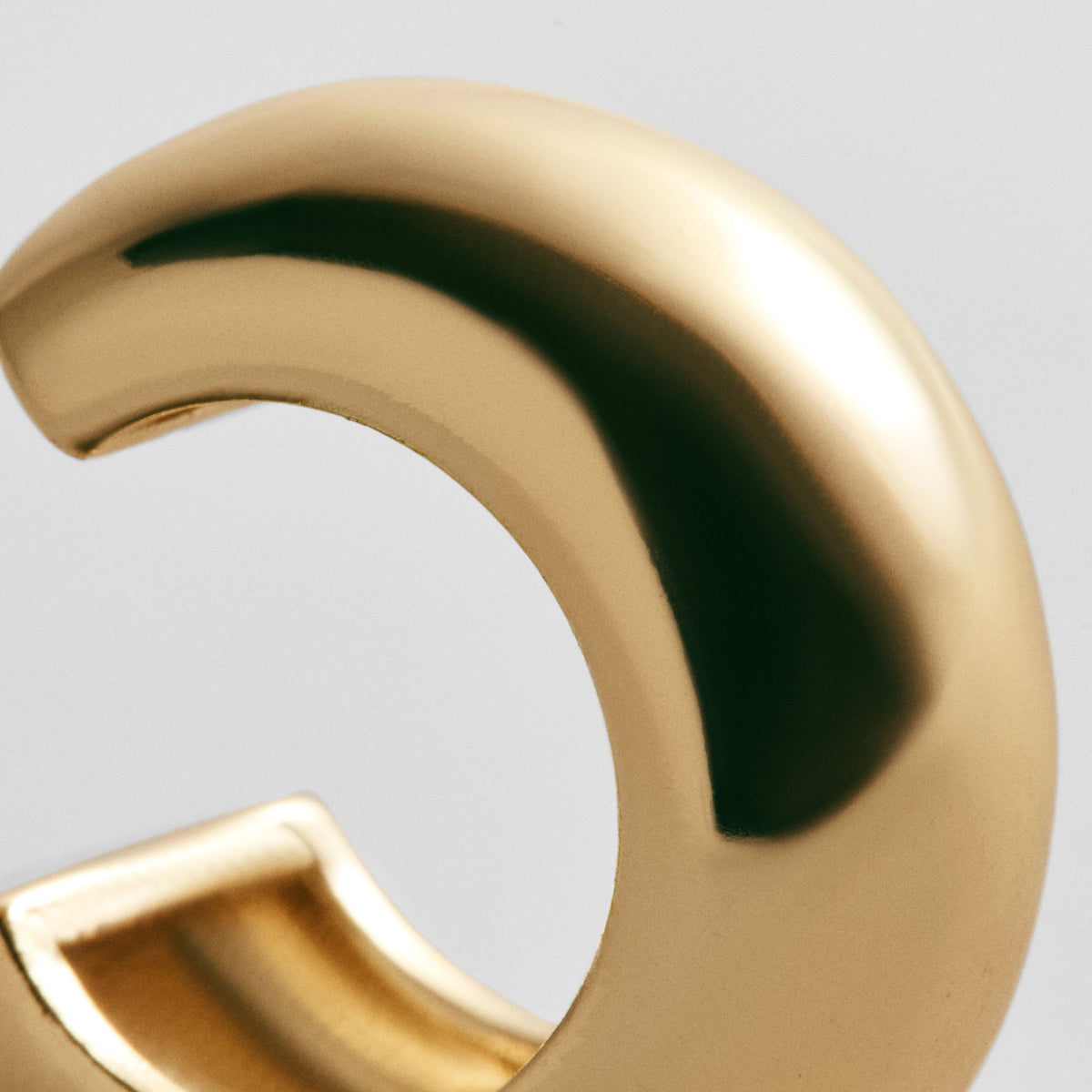 Lavisa - Cleo 18K Gold Ear Cuff - Gold - On-Model & Scale View