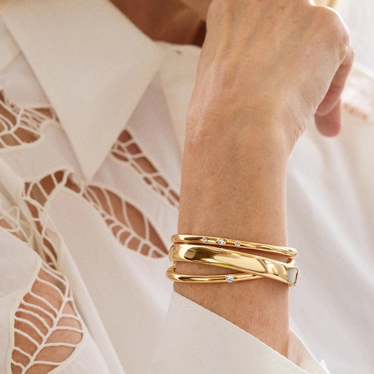 Lavisa - Classic Thick Hinge Bangle - Magnetic Clasp Bracelet - Detail & Styling View