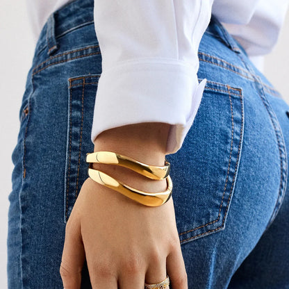 Lavisa - Wavy Hinge Bangle Bracelet Set - Detail & Styling View