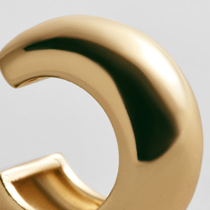 Lavisa - Cleo 18K Gold Ear Cuff - Gold - On-Model & Scale View