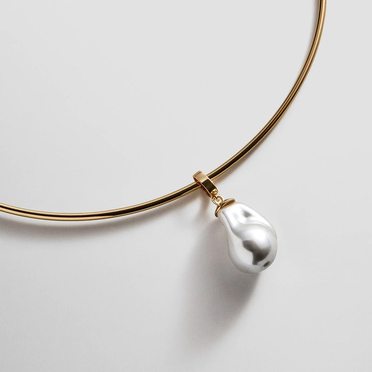 Lavisa - Faux Pearl Collar Necklace - On-Model & Scale View