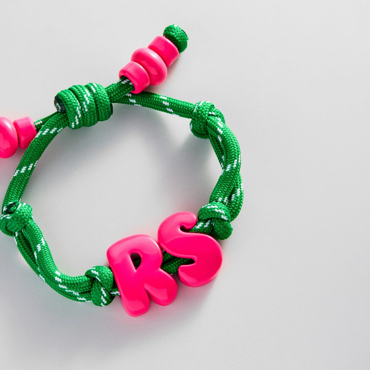 Lavisa - Custom Initial Enamel Bubble Bracelet Personalized Jewelry - Texture & Setting View
