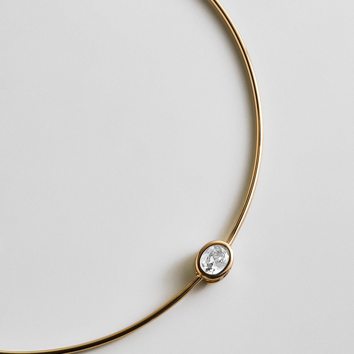 Lavisa - Crystal Oval Bezel Wire Collar Necklace - On-Model & Scale View