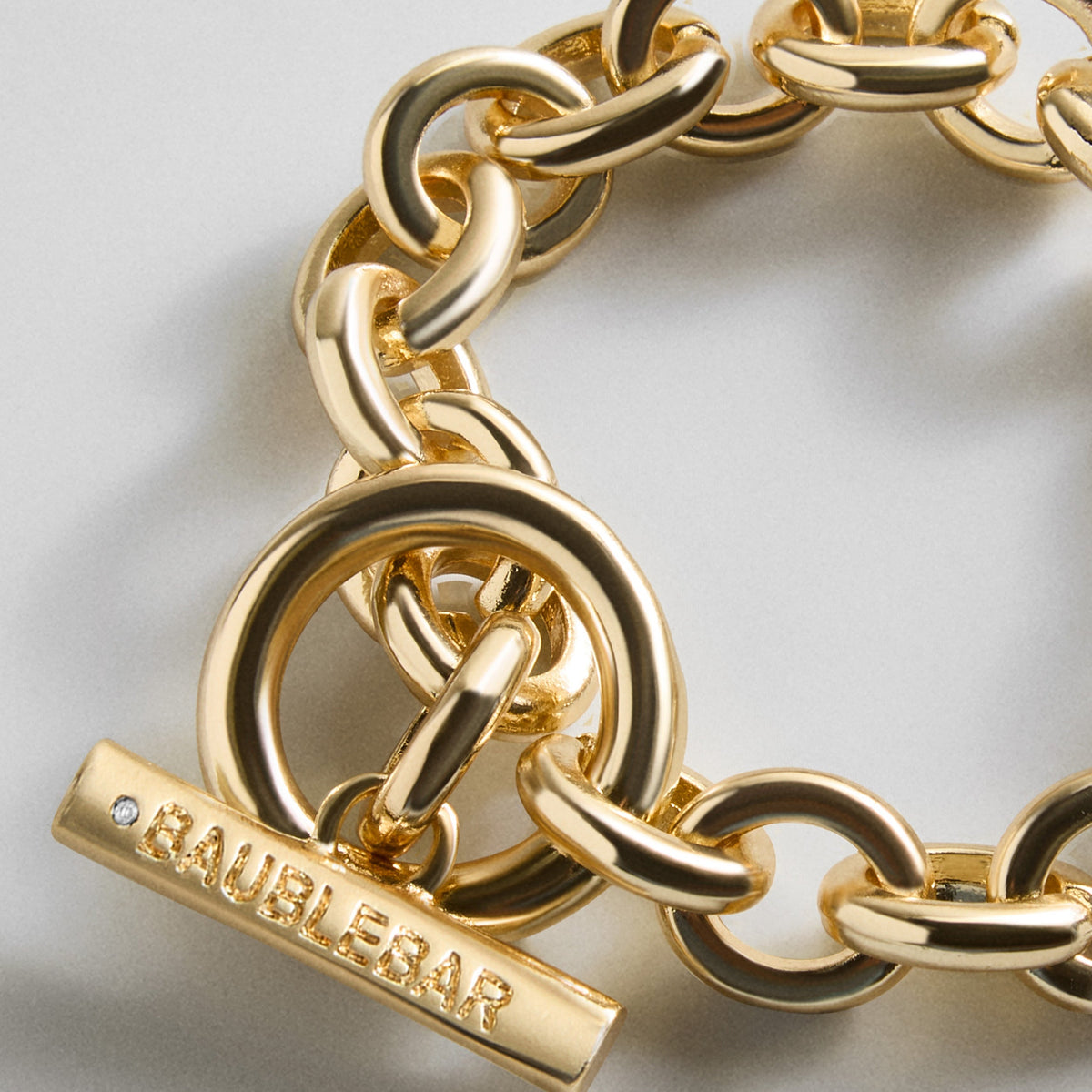 Lavisa - Chunky Gold Chain Link Bracelet - Toggle Clasp Jewelry - On-Model & Scale View