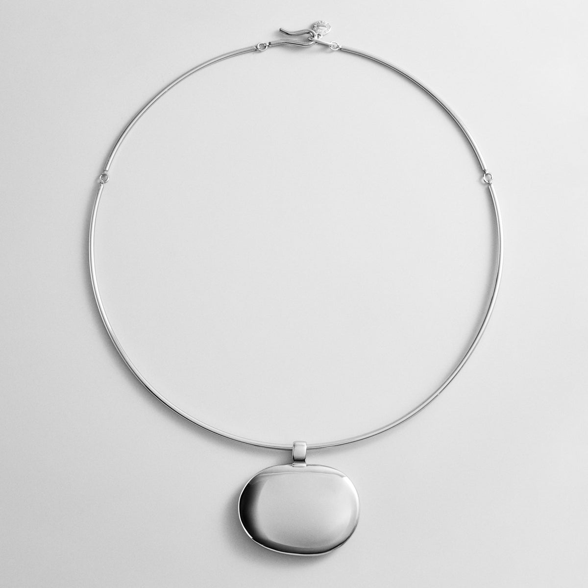 Lavisa Silver Pendant Collar Necklace featuring a glossy silver statement pendant