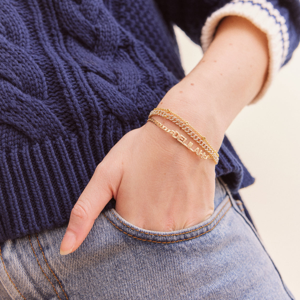 Lavisa - Custom Name Curb Chain Bracelet - Texture & Setting View