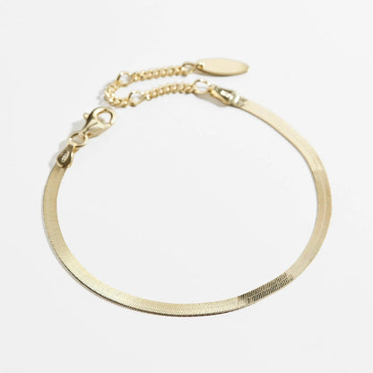 Lavisa sleek herringbone chain bracelet reflecting light on a clean background