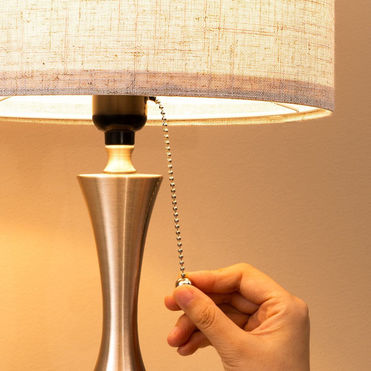 Lavisa - Luxe Traditional Table Lamp with Pull-Chain Switch