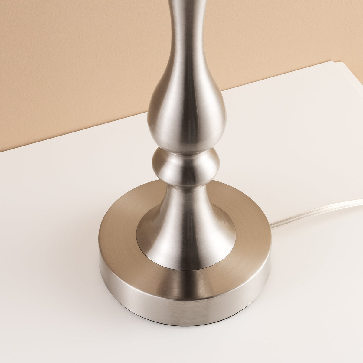 Lavisa - Luxe Traditional Table Lamp with Pull-Chain Switch