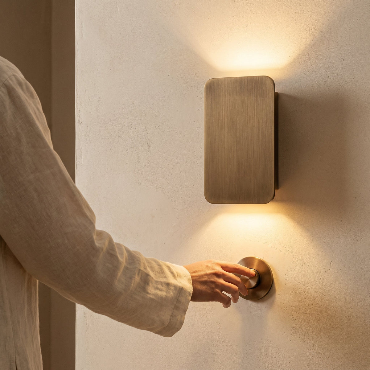 Lavisa - Brushed Aluminum Wall Sconce