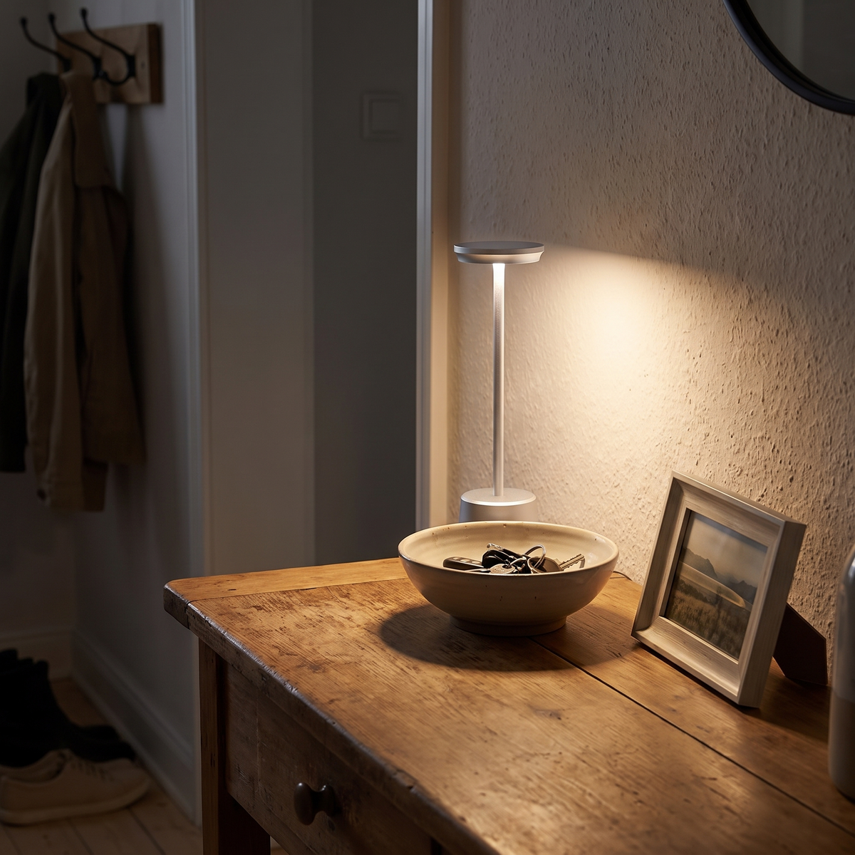 Lavisa - Lightweight Cordless LED Accent Lamp